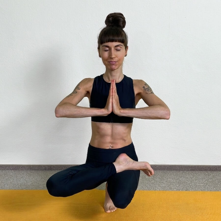 Yoga-Asanas: Apothekerin und Yogalehrerin Fanny Patzschke zeigt Padangushtasana die Zehenspitzenstellung