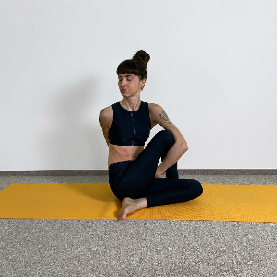 Yoga-Asanas: Apothekerin und Yogalehrerin Fanny Patzschke zeigt Ardha Matsyendrasana, den halben Drehsitz von vorn