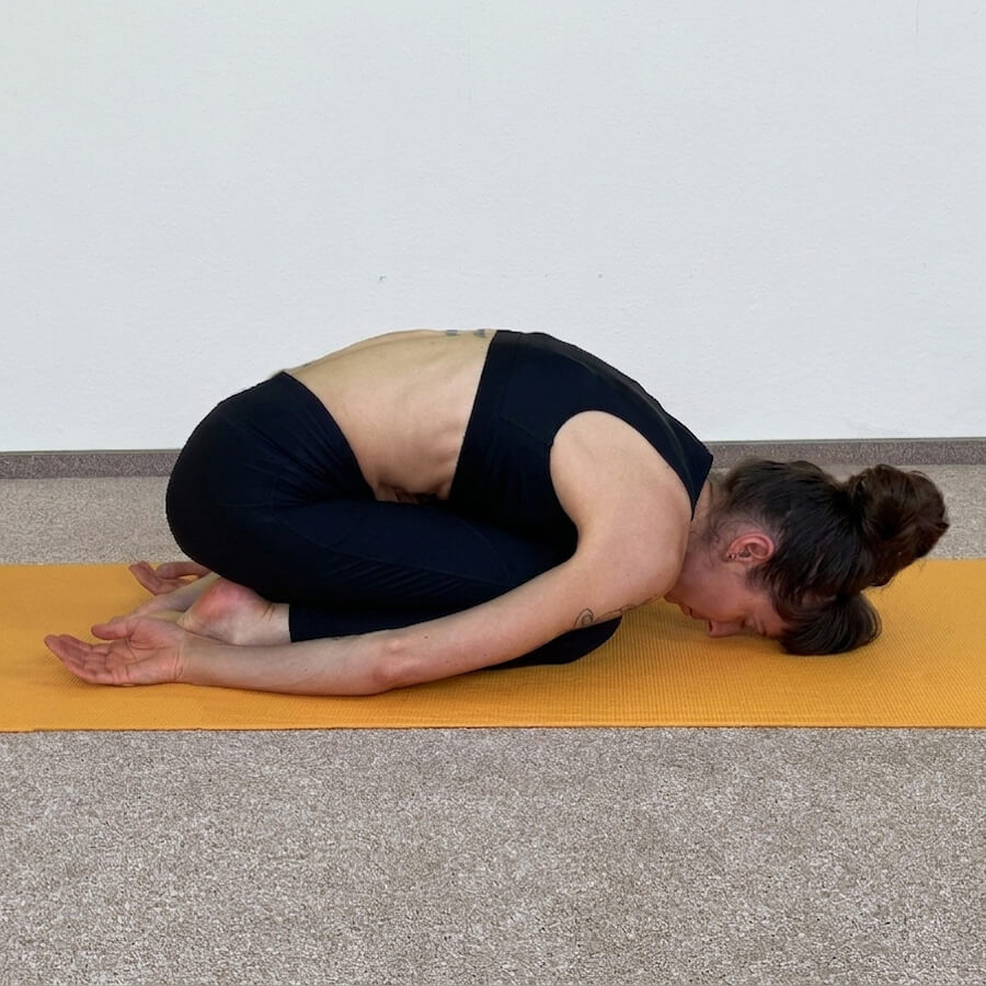 Yoga-Asanas: Apothekerin und Yogalehrerin Fanny Patzschke zeigt Garbhasana, die Stellung des Kindes