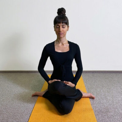 Yoga-Asanas: Apothekerin und Yogalehrerin Fanny Patzschke zeigt das Kuhgesicht als Meditationssitz