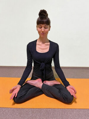Yoga-Asanas: Apothekerin und Yogalehrerin Fanny Patzschke zeigt Padmasana als Meditationssitz und zeigt, wie du den Lotussitz lernen kannst