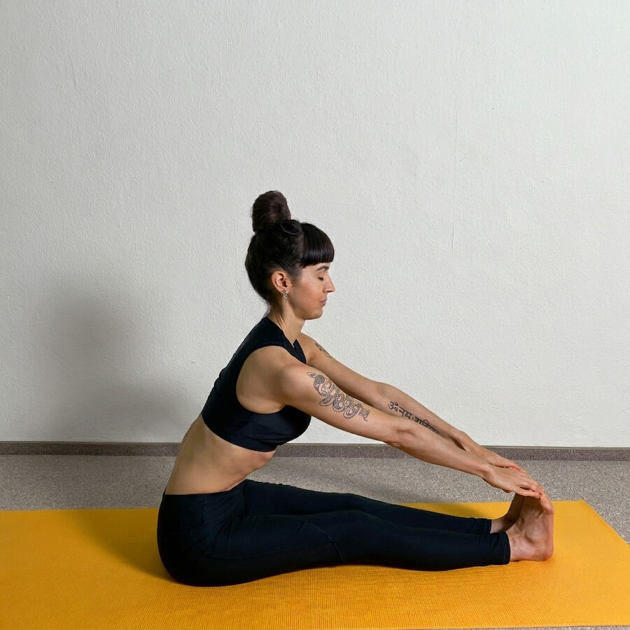 Yoga-Asanas: Apothekerin und Yogalehrerin Fanny Patzschke zeigt die sitzende Vorwärtsbeuge für Anfänger, die beweglicher werden wollen