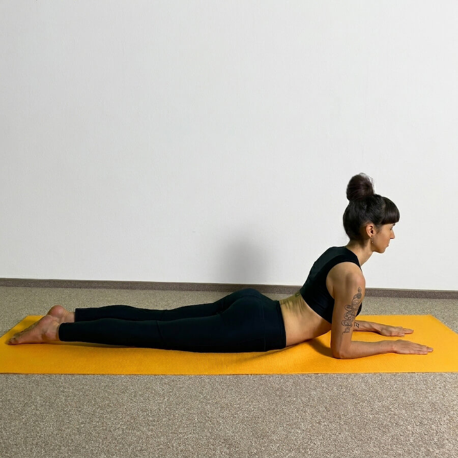 Yoga-Asanas: Apothekerin und Yogalehrerin Fanny Patzschke zeigt Ardha Bhujangasana, den Sphinx