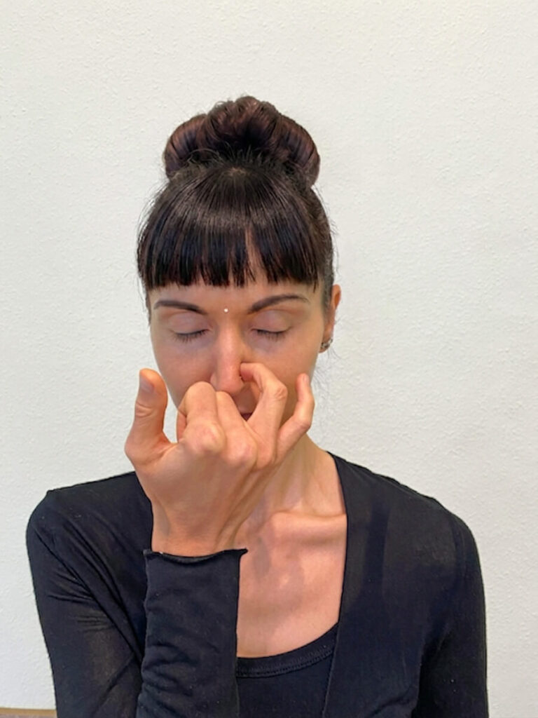 Apothekerin und Yogalehrerin Fanny Patzschke zeigt dir die Wechselatmung als eine der drei Atemübungen bei Stress